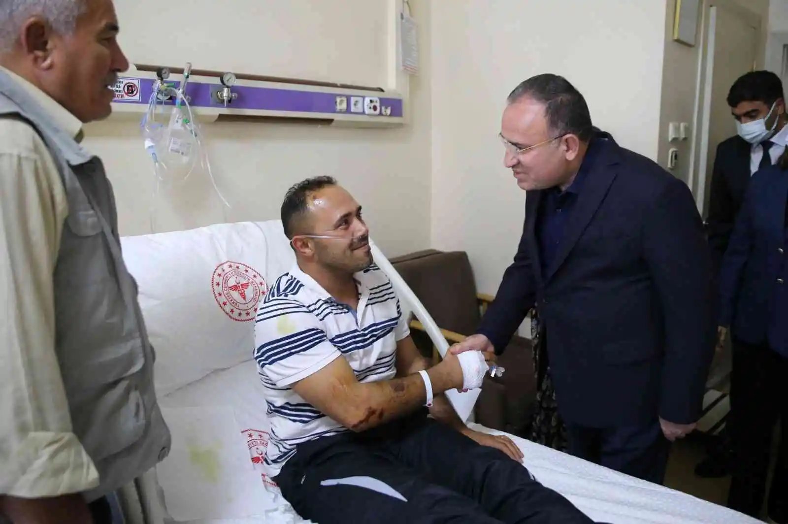 Bakan Bozdağ patlamada yaralanan madencileri hastanede ziyaret etti