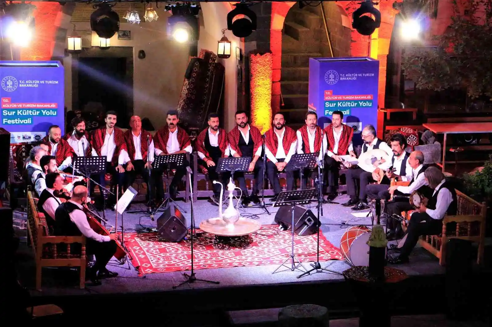 Bakan Ersoy, Diyarbakır'da devam eden festival etkinliklerini gezdi