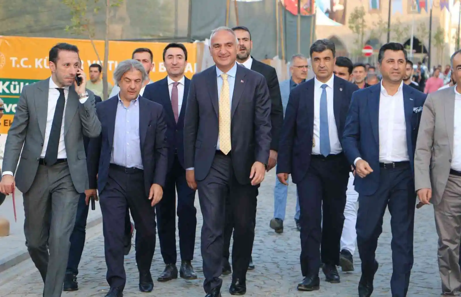 Bakan Ersoy, Diyarbakır‘da devam eden festival etkinliklerini gezdi
