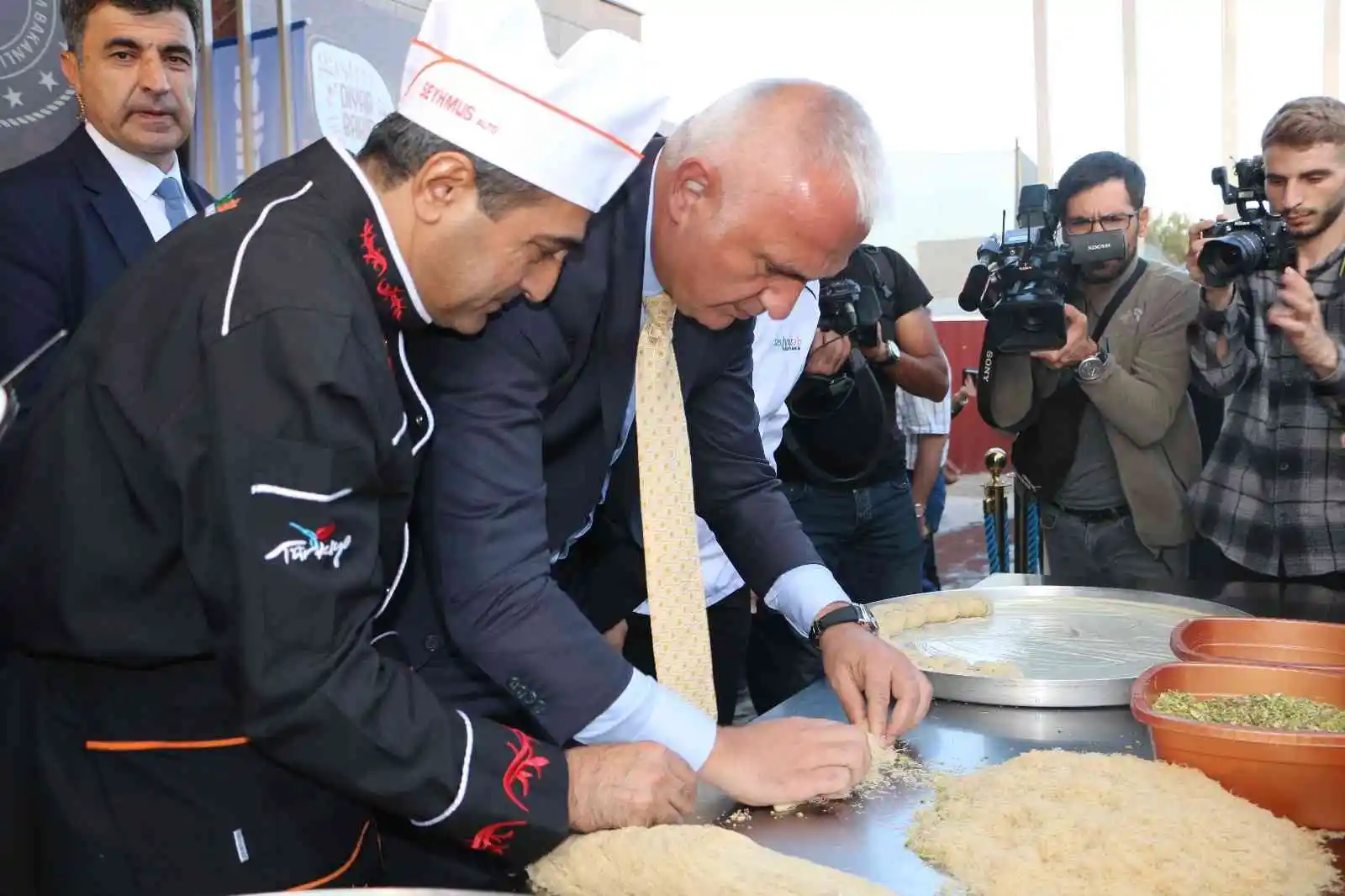 Bakan Ersoy, Diyarbakır‘da devam eden festival etkinliklerini gezdi