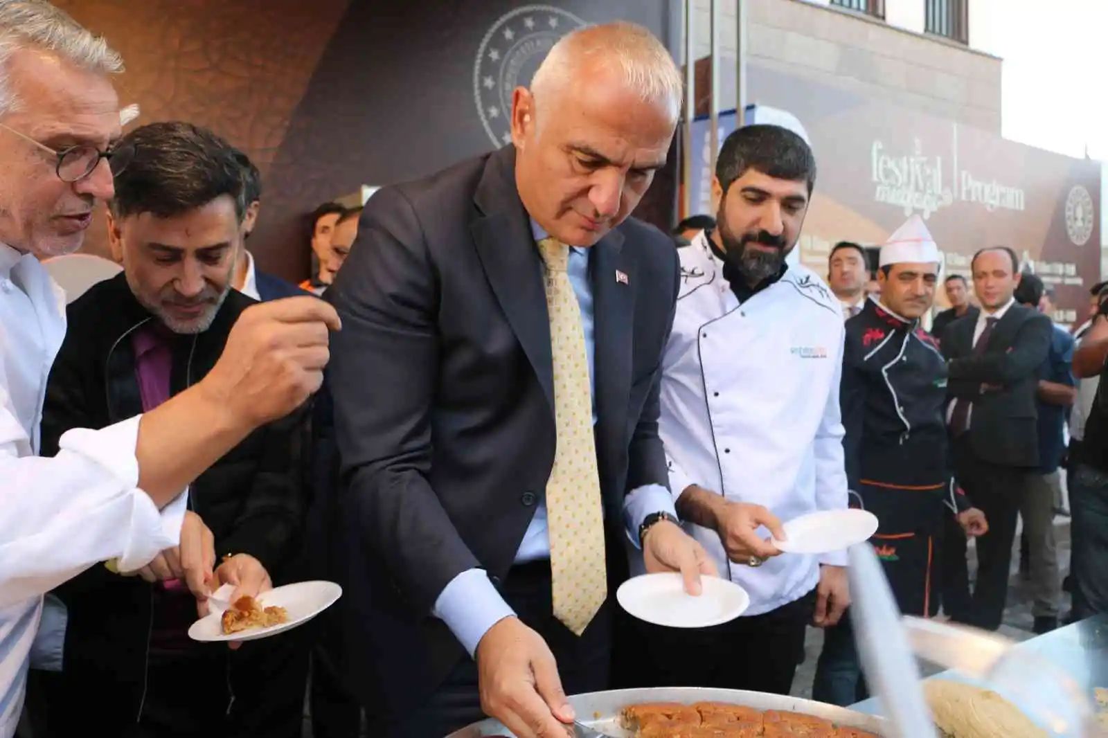 Bakan Ersoy, Diyarbakır‘da devam eden festival etkinliklerini gezdi