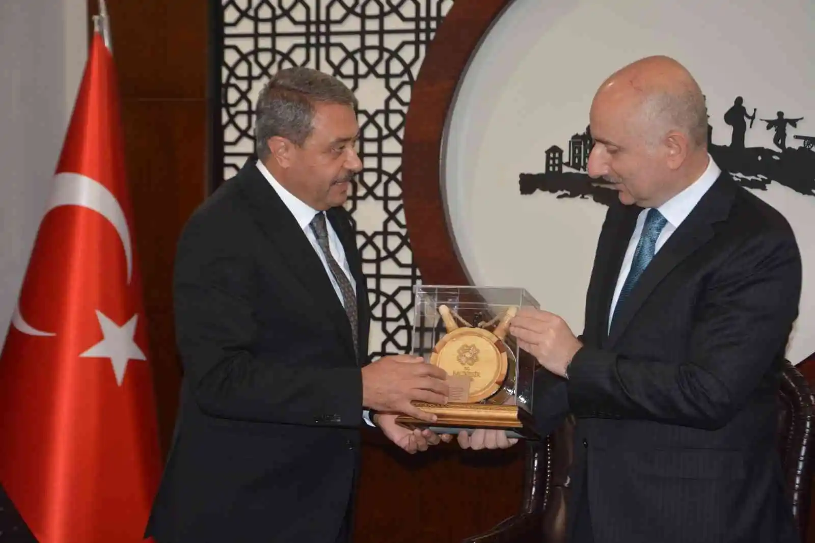 Bakan Karaismailoğlu, Balıkesir'de büyükşehir belediyesi ve valiliği ziyaret etti