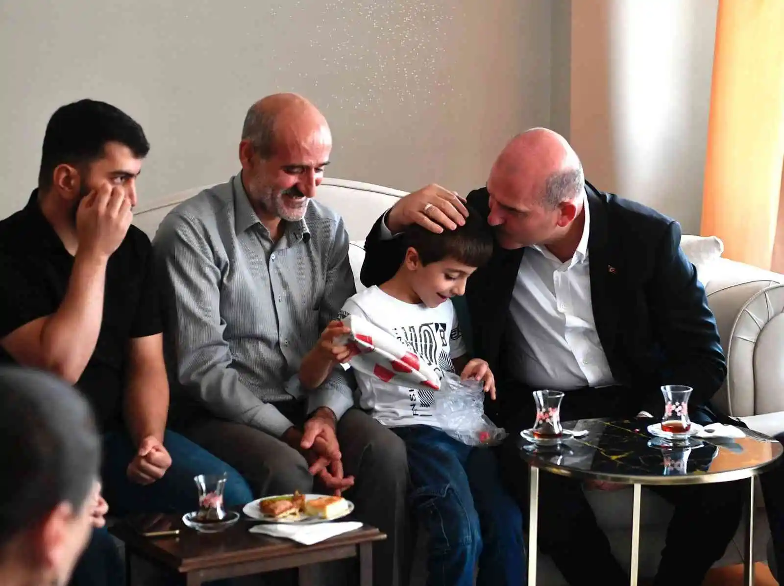 Bakan Soylu, Diyarbakır'da Yasin Börü'nün ailesiyle bir araya geldi
