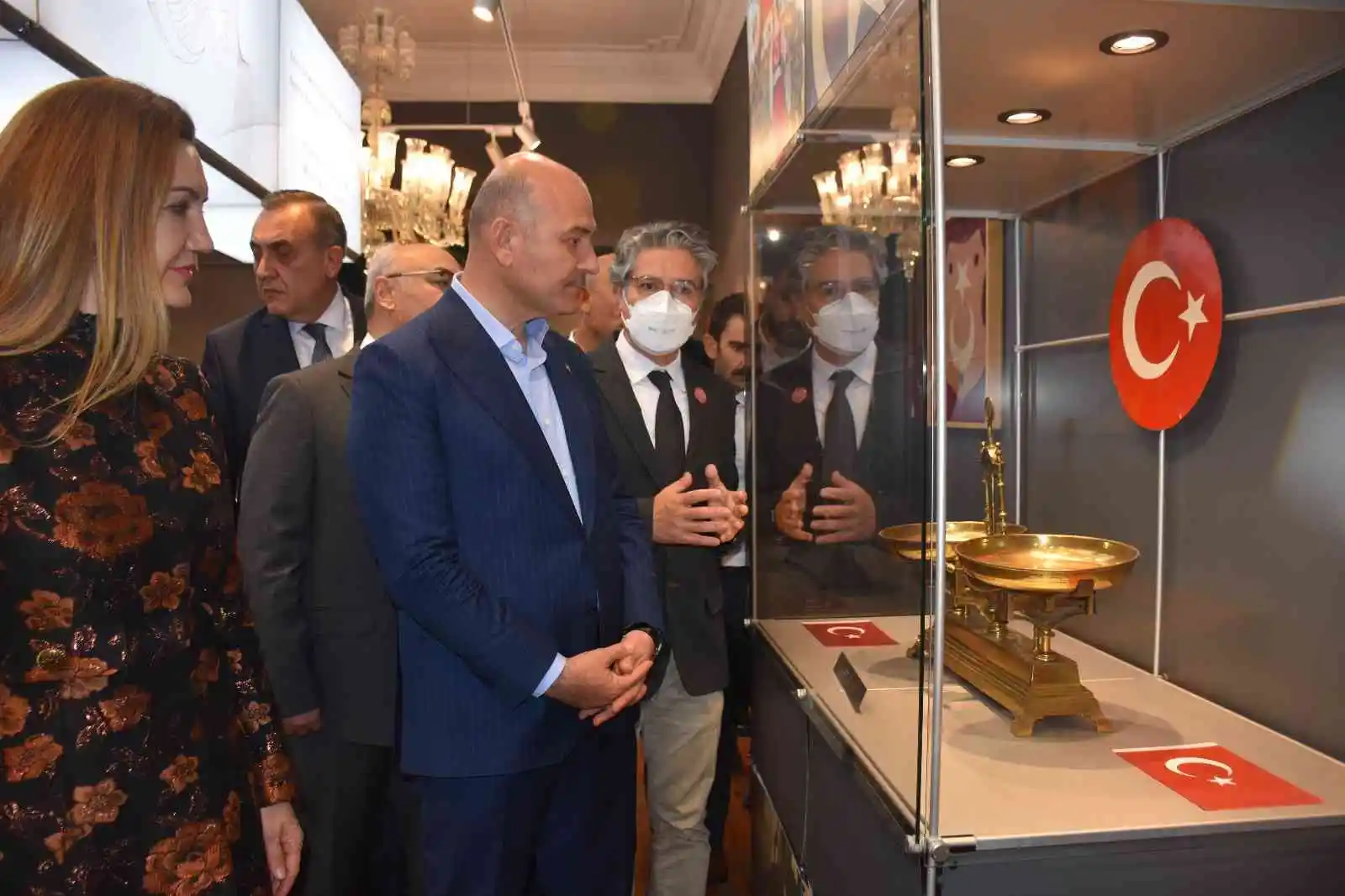 Bakan Soylu'ya Türk bayrağı hediyesi
