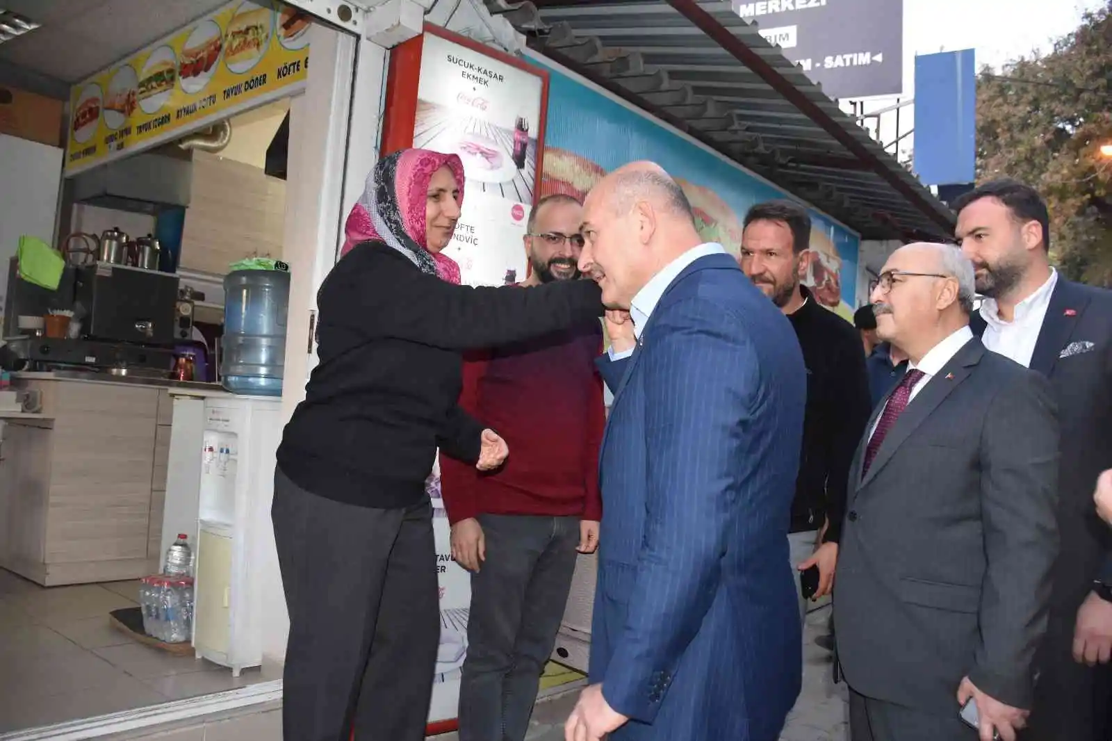 Bakan Soylu’ya Türk bayrağı hediyesi