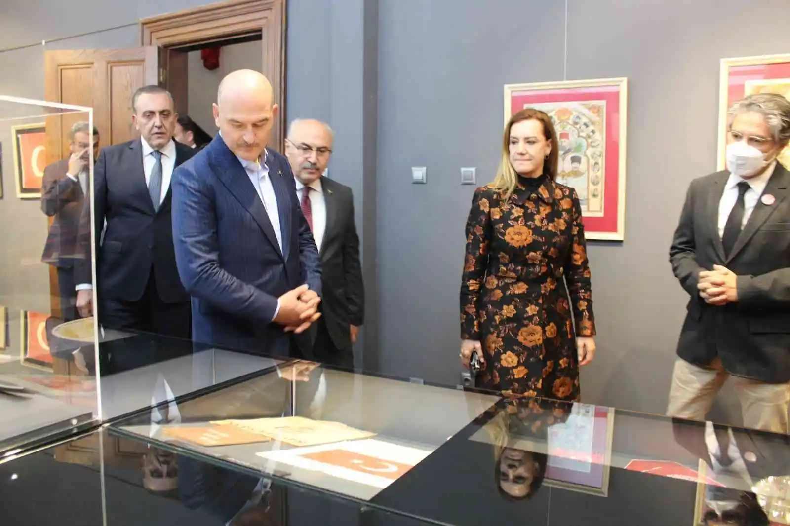 Bakan Soylu’ya Türk bayrağı hediyesi