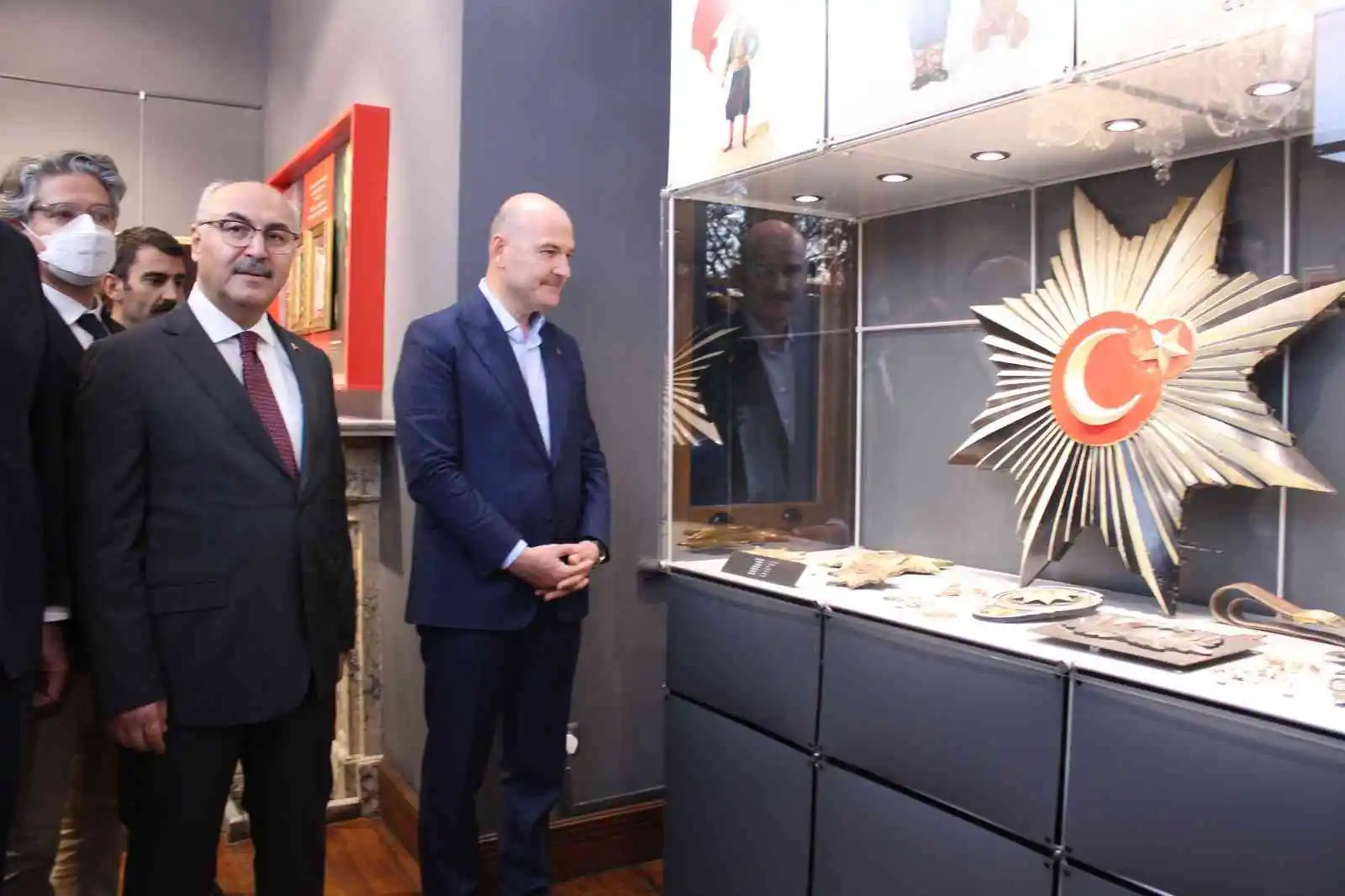 Bakan Soylu’ya Türk bayrağı hediyesi