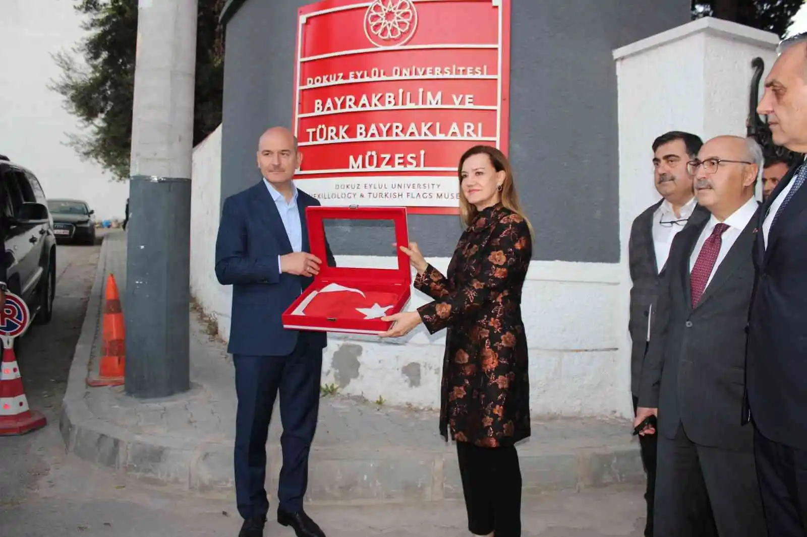 Bakan Soylu’ya Türk bayrağı hediyesi