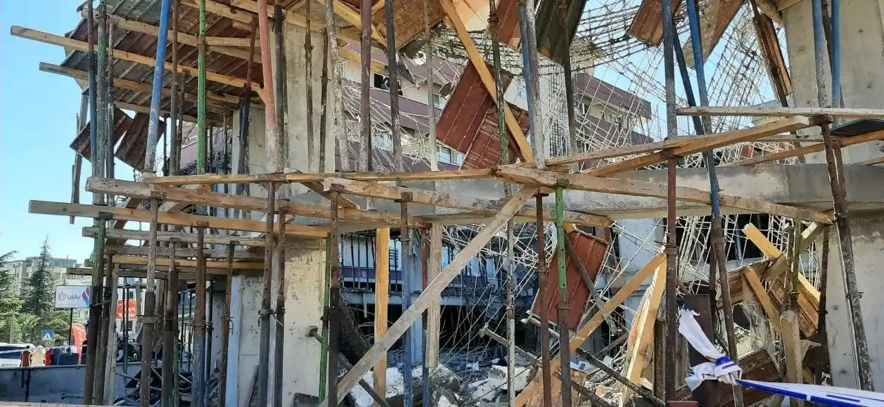 Balıkesir’de inşaat çöktü: 5 yaralı