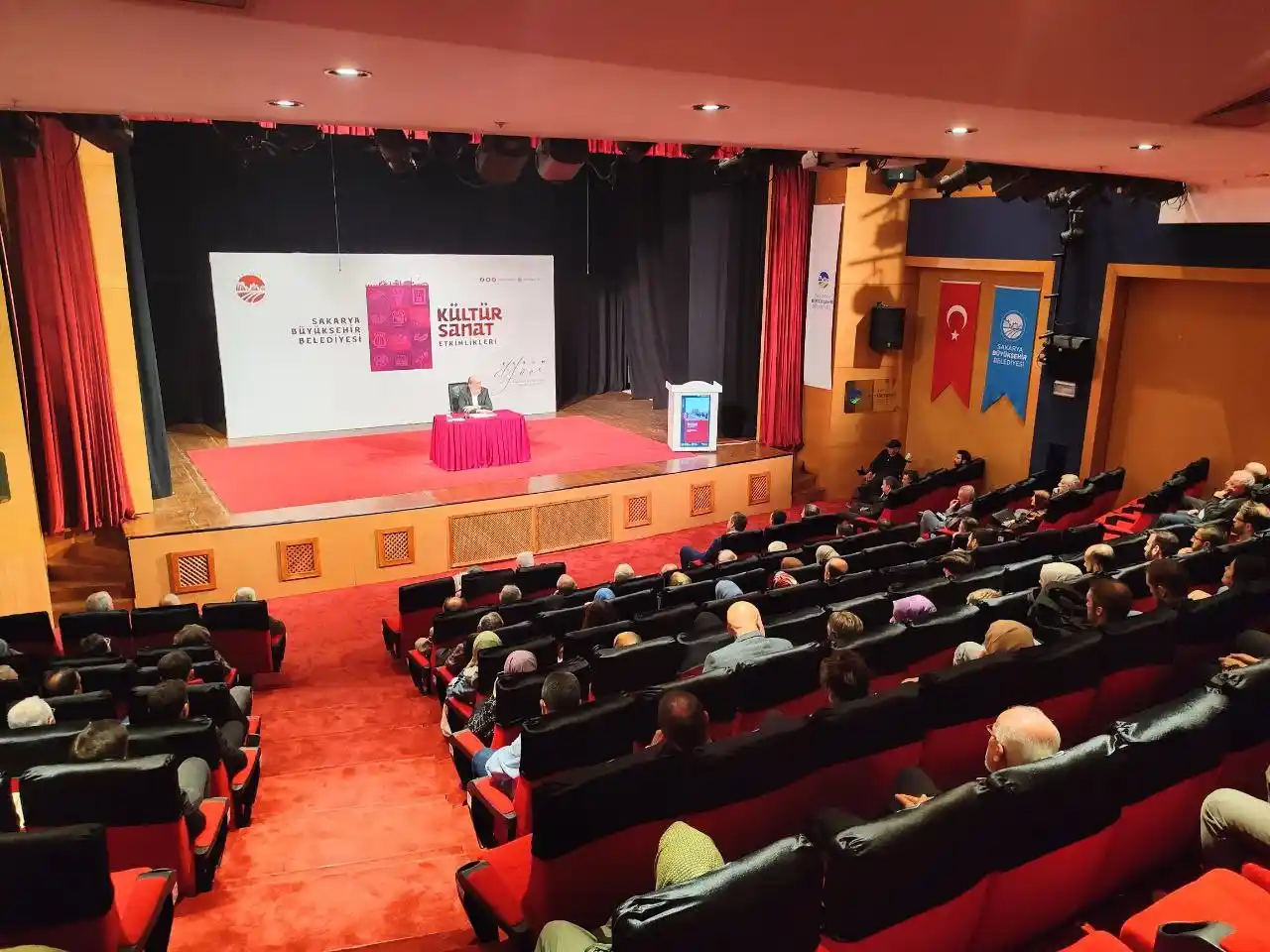 'Balkanlardan Göç' hikayesi AKM'de konuşuldu