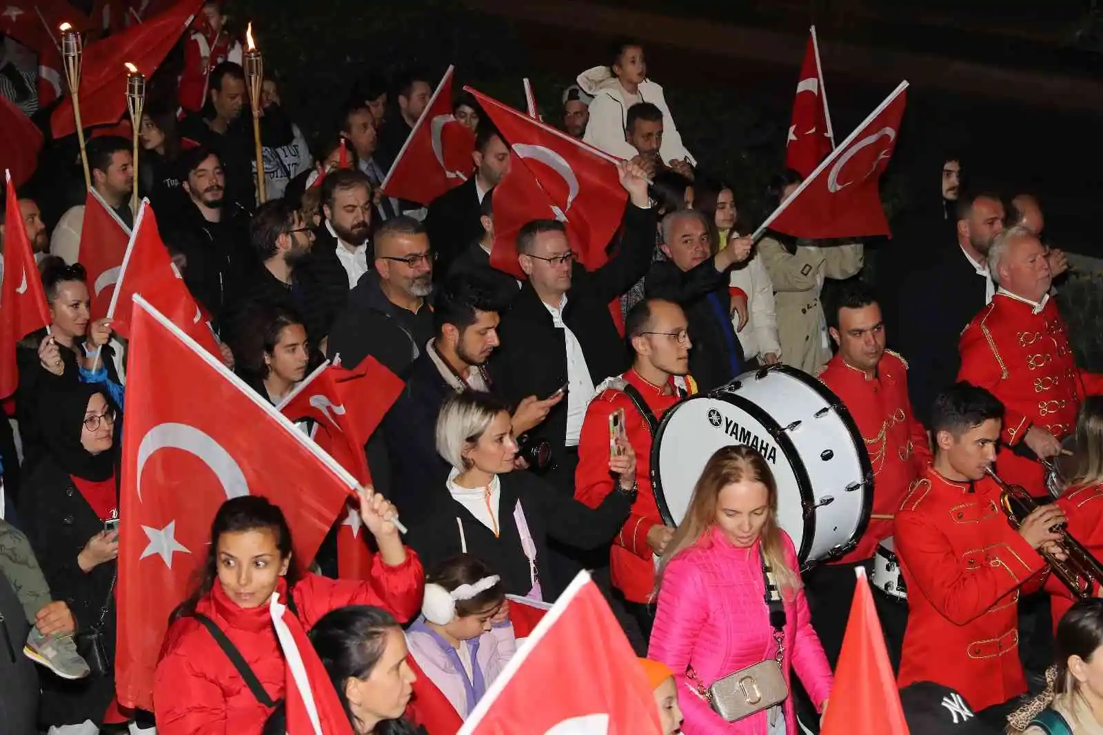 Başakşehir’de Cumhuriyet coşkusu sokaklara taştı
