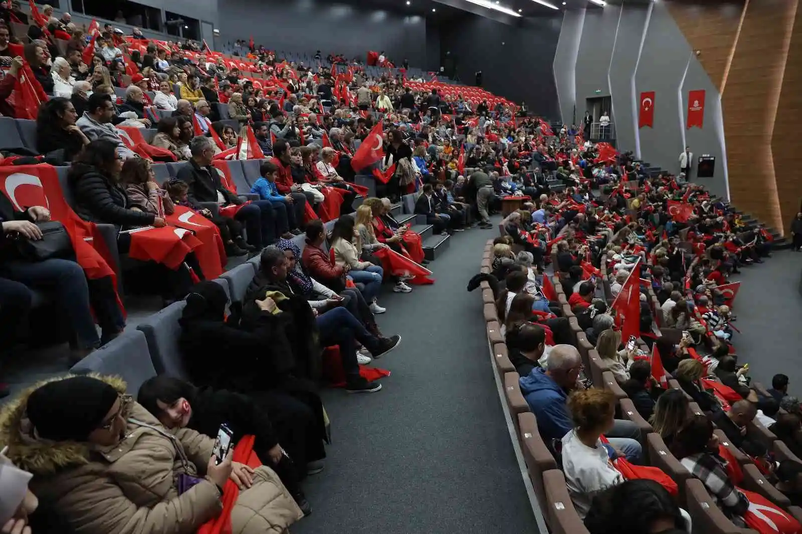 Başakşehir’de Cumhuriyet coşkusu sokaklara taştı
