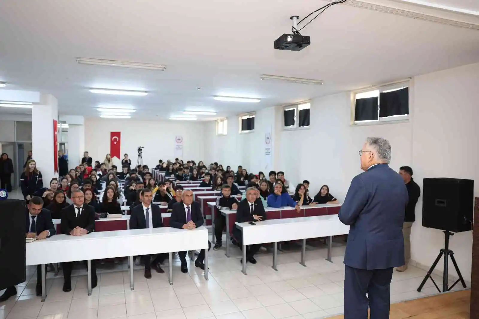 Başkan Büyükkılıç, haftaya gençlerle birlikte başladı