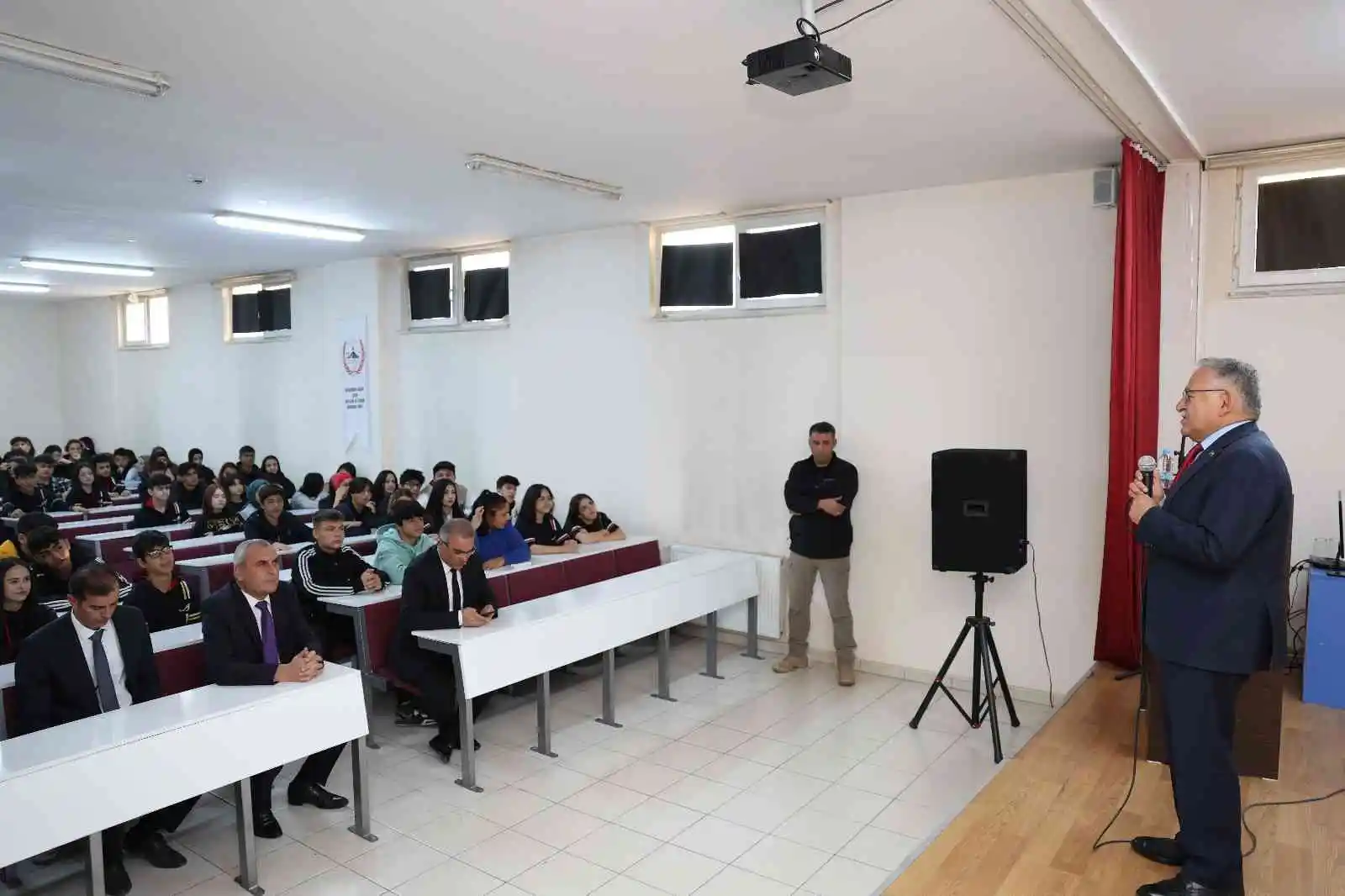 Başkan Büyükkılıç, haftaya gençlerle birlikte başladı