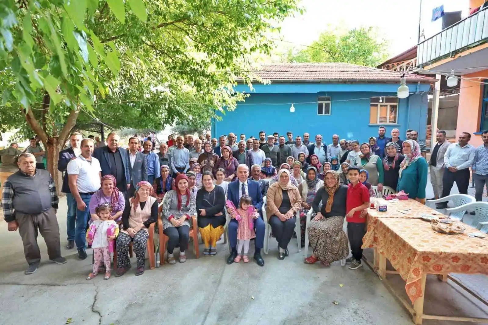 Başkan Osman Zolan Babadağlılarla kucaklaştı