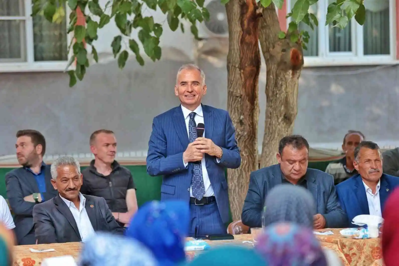 Başkan Osman Zolan Babadağlılarla kucaklaştı