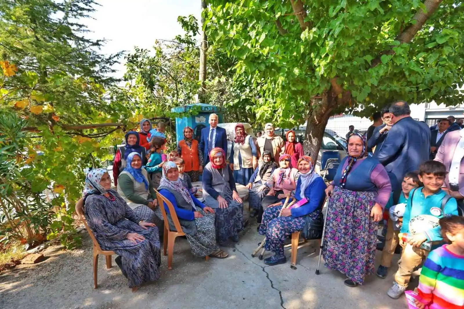 Başkan Osman Zolan Babadağlılarla kucaklaştı