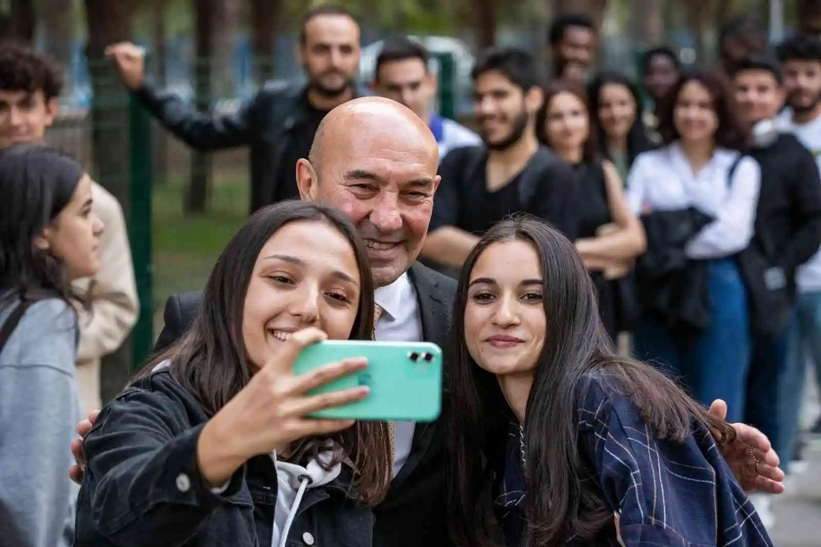 Başkan Soyer: “Gençlere başka sürprizlerimiz de var”
