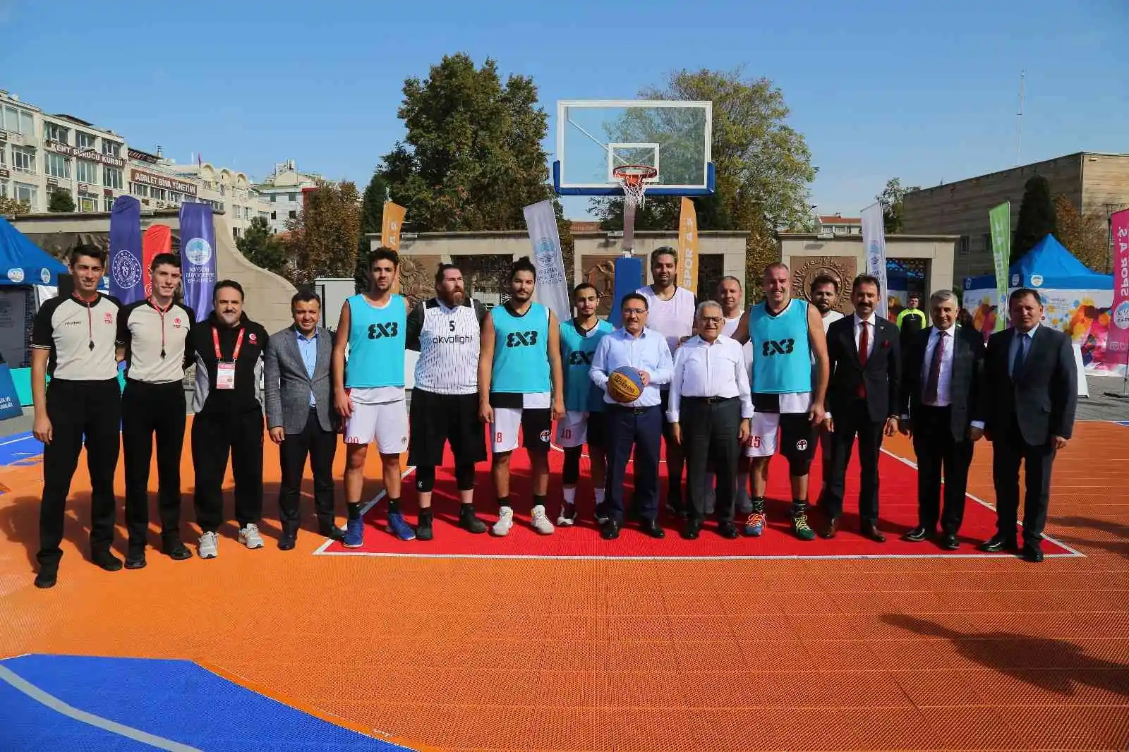 Başkan ve vali sokak basketbolu oynadı