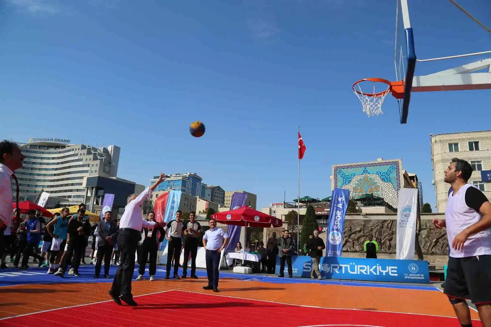 Başkan ve vali sokak basketbolu oynadı