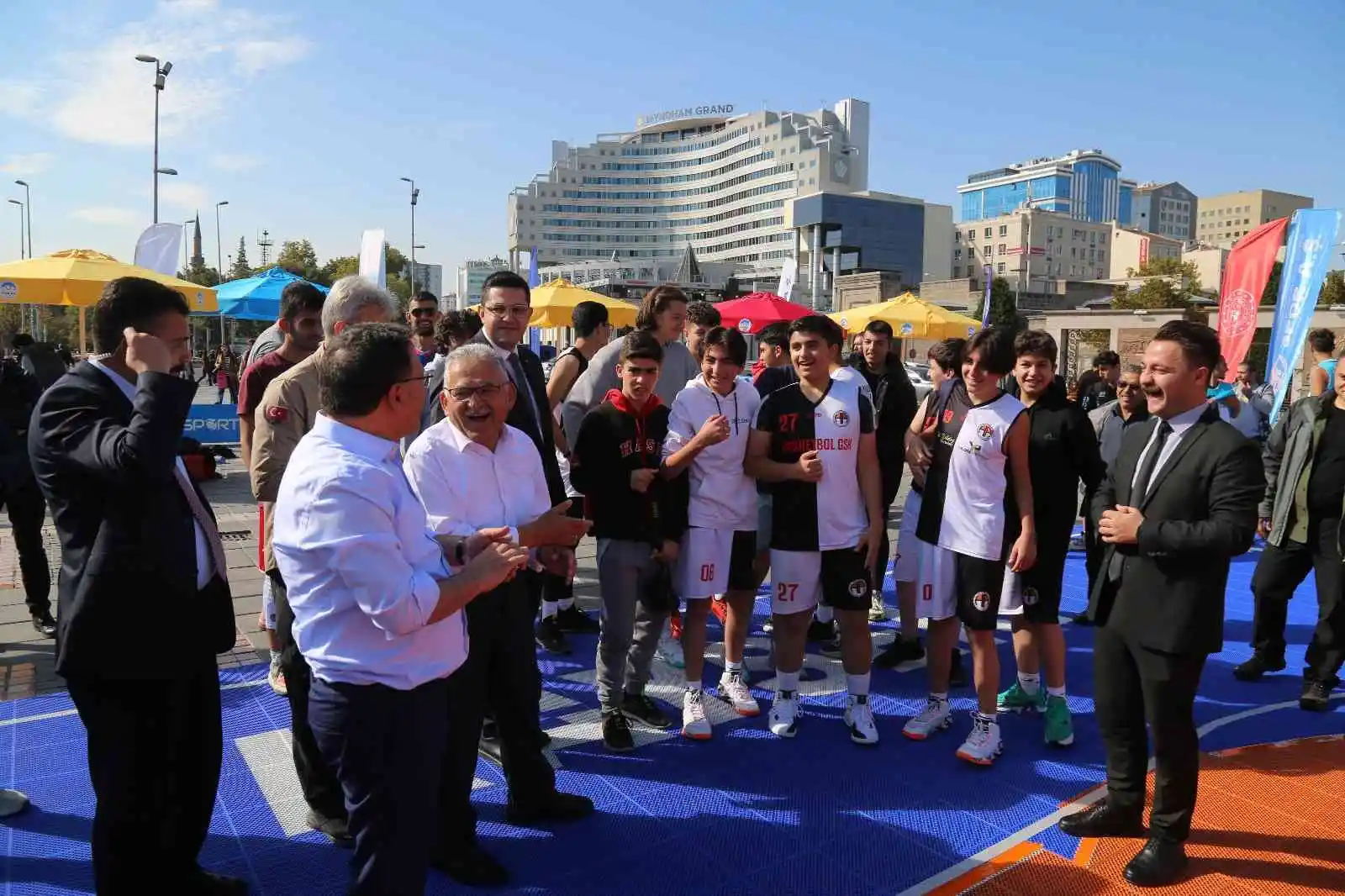 Başkan ve vali sokak basketbolu oynadı