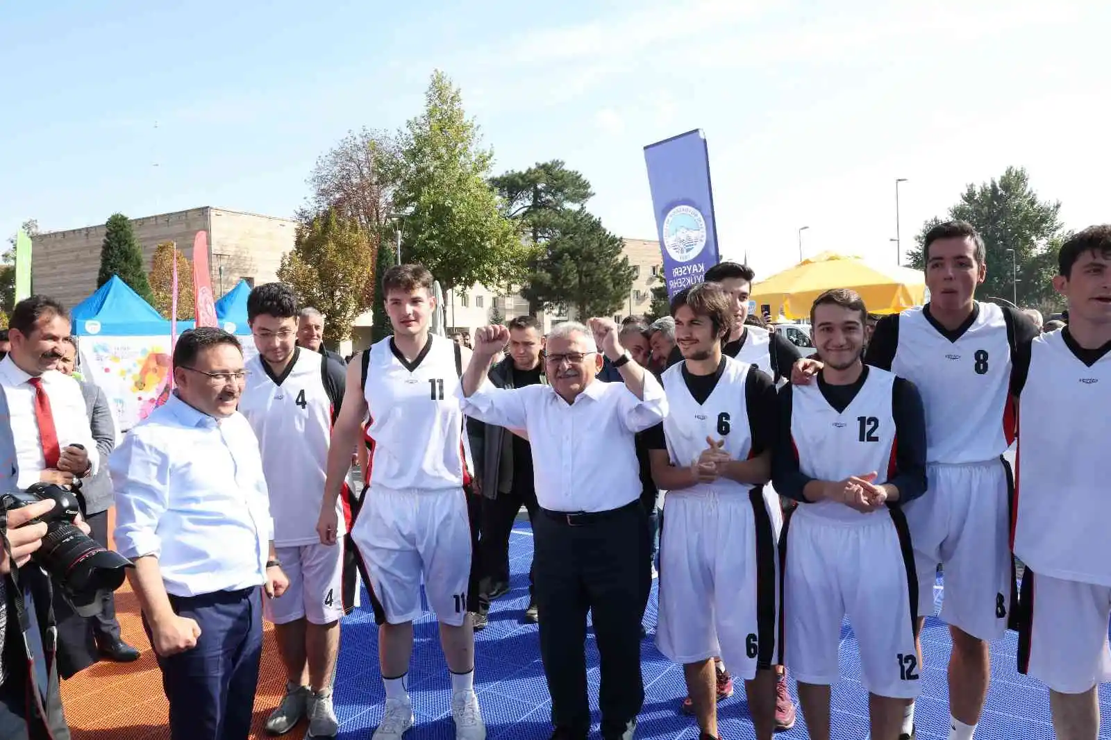 Başkan ve vali sokak basketbolu oynadı