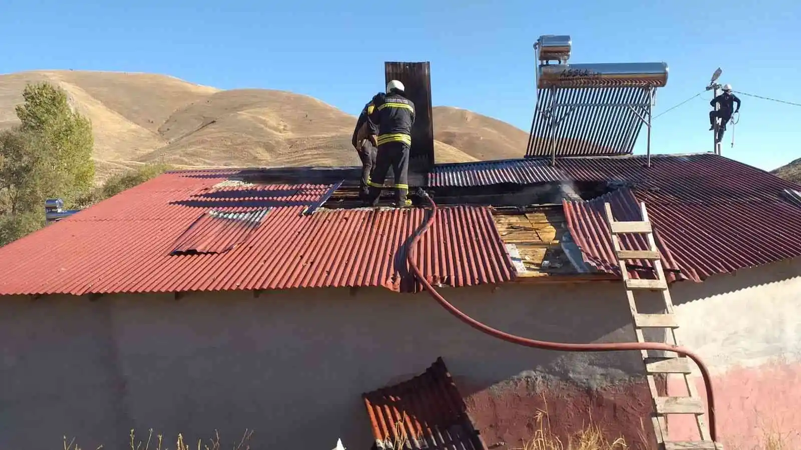 Bayburt’ta çatıda çıkan yangın söndürüldü
