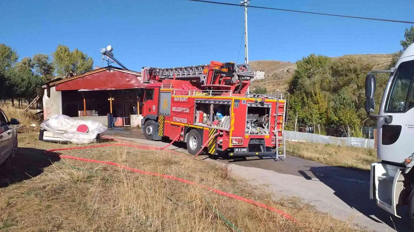 Bayburt’ta çatıda çıkan yangın söndürüldü
