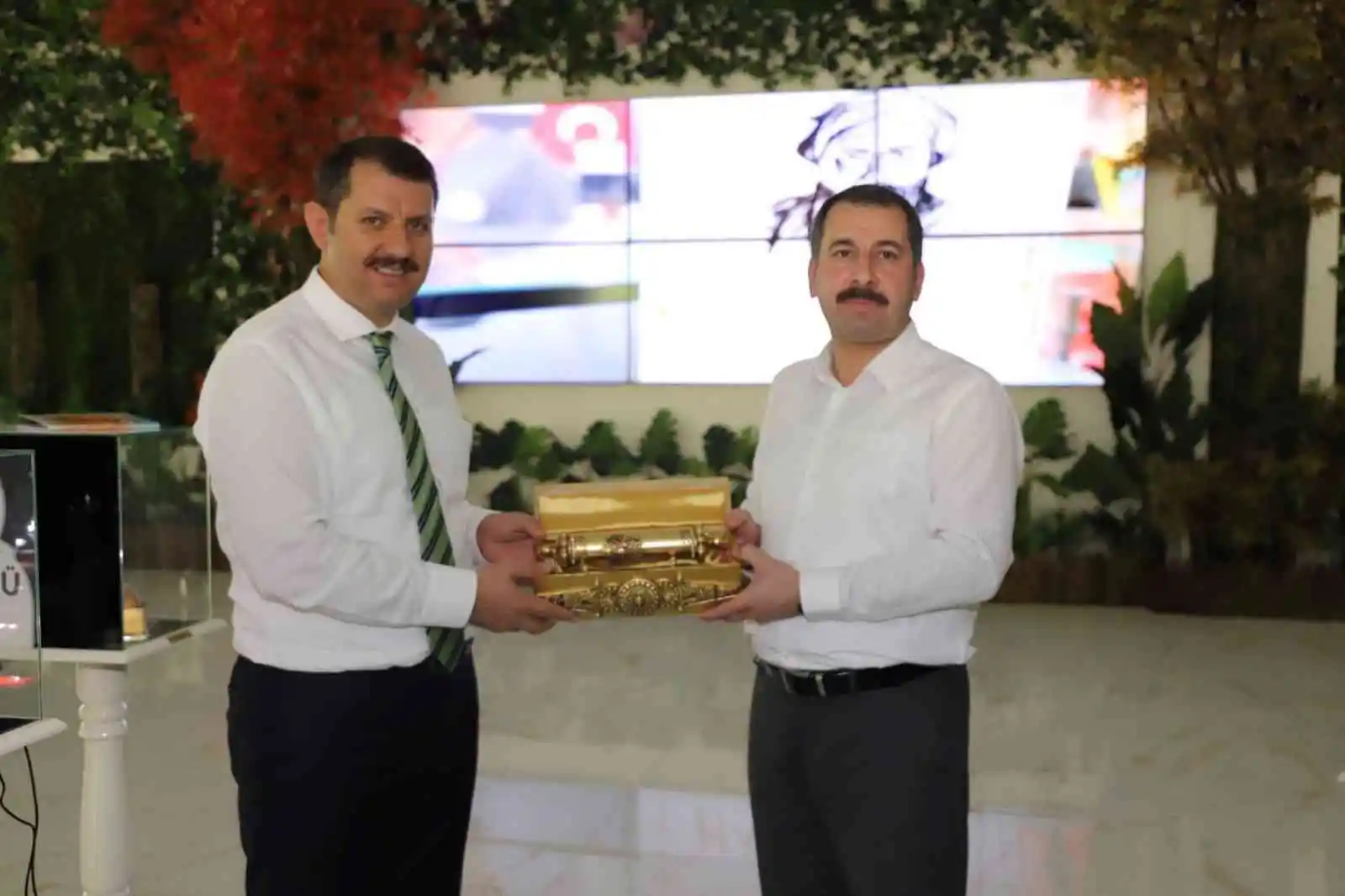 Baydilli, Vali Ayhan’a Karaköprü’yü gezdirdi