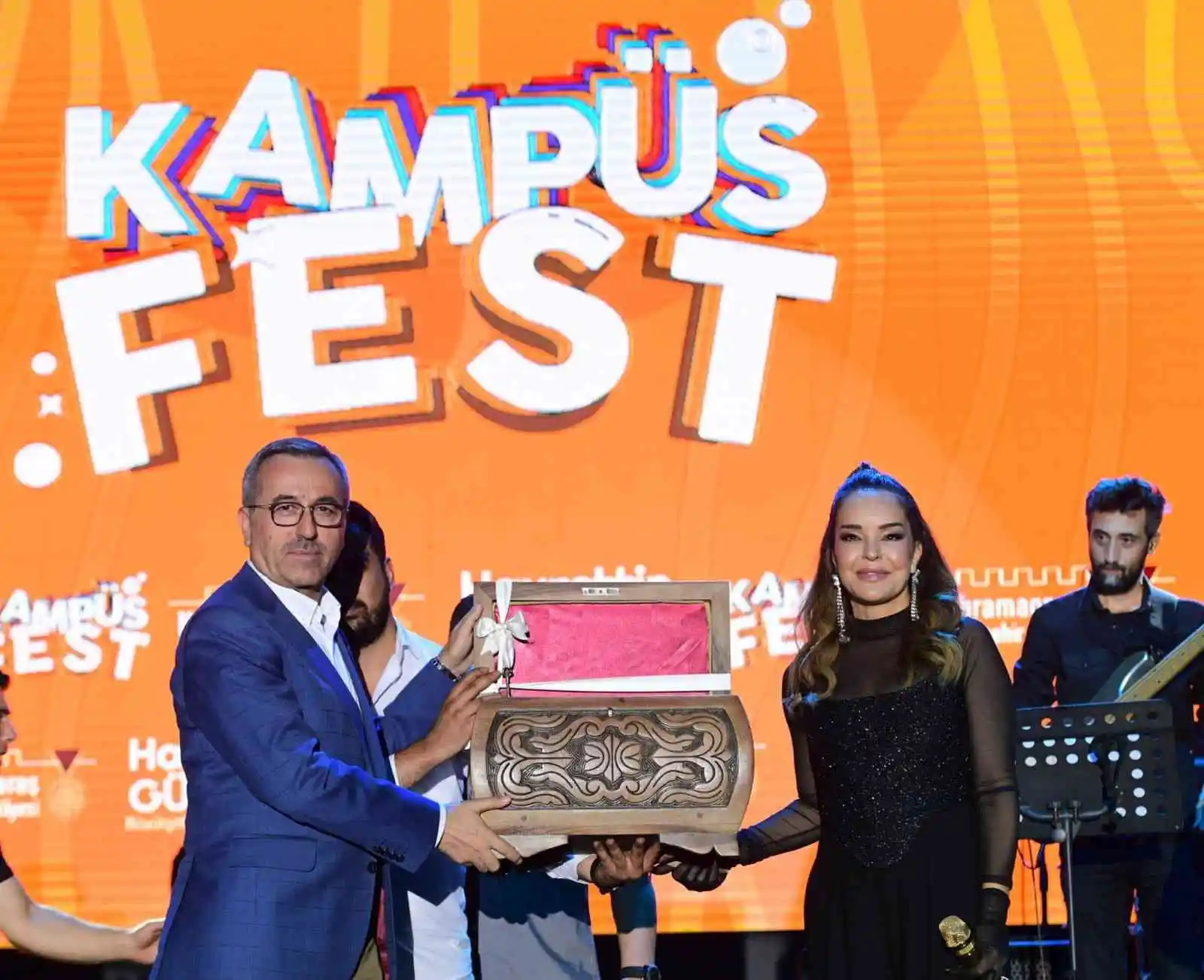 Bengü'ye özel işlemeli ceviz oyma sandık