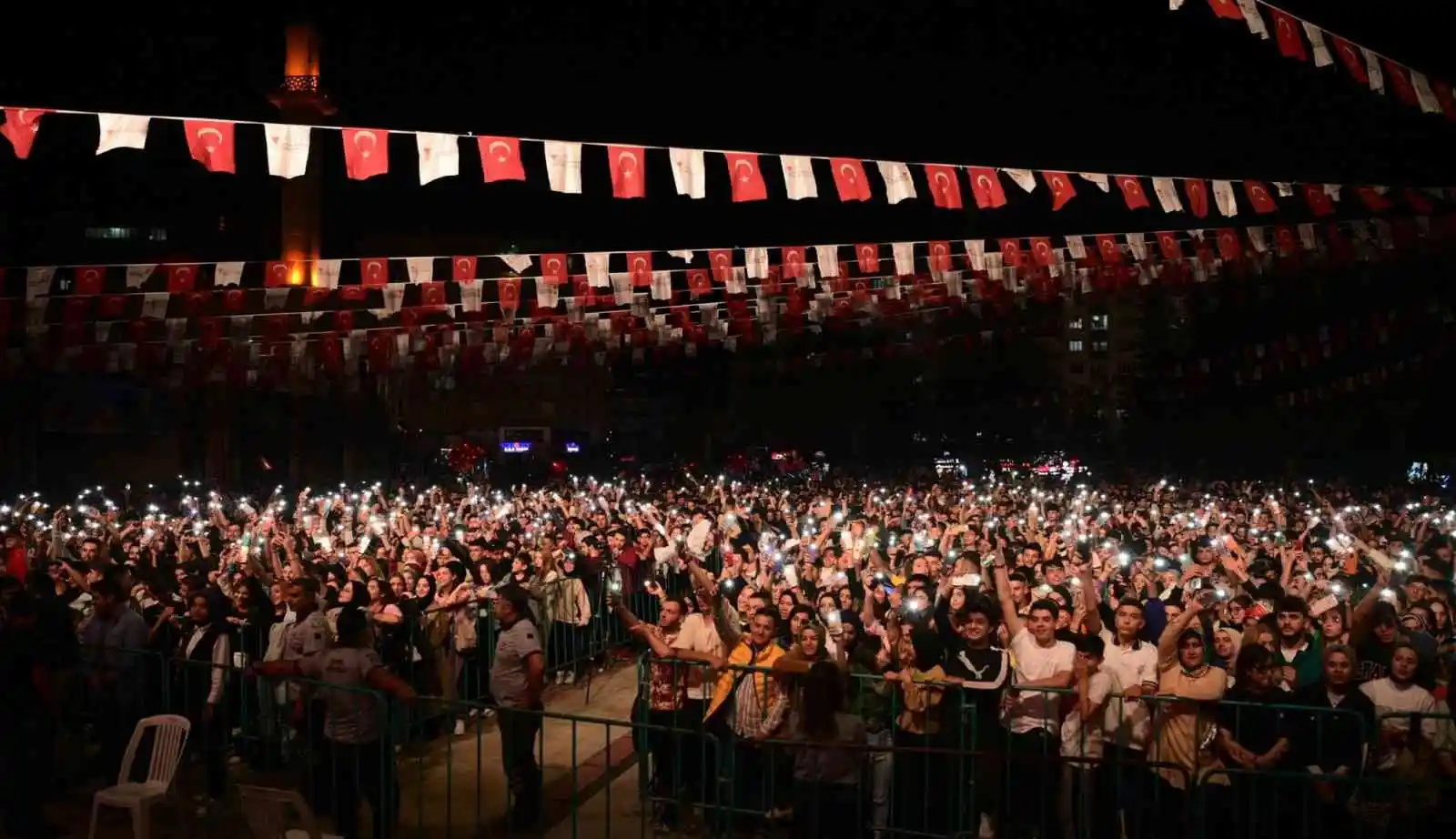 Bengü’ye özel işlemeli ceviz oyma sandık