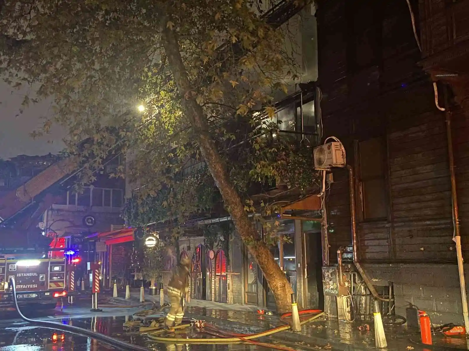 Beşiktaş'ta 2 katlı ahşap binada bulunan lüks kafe alev alev yandı