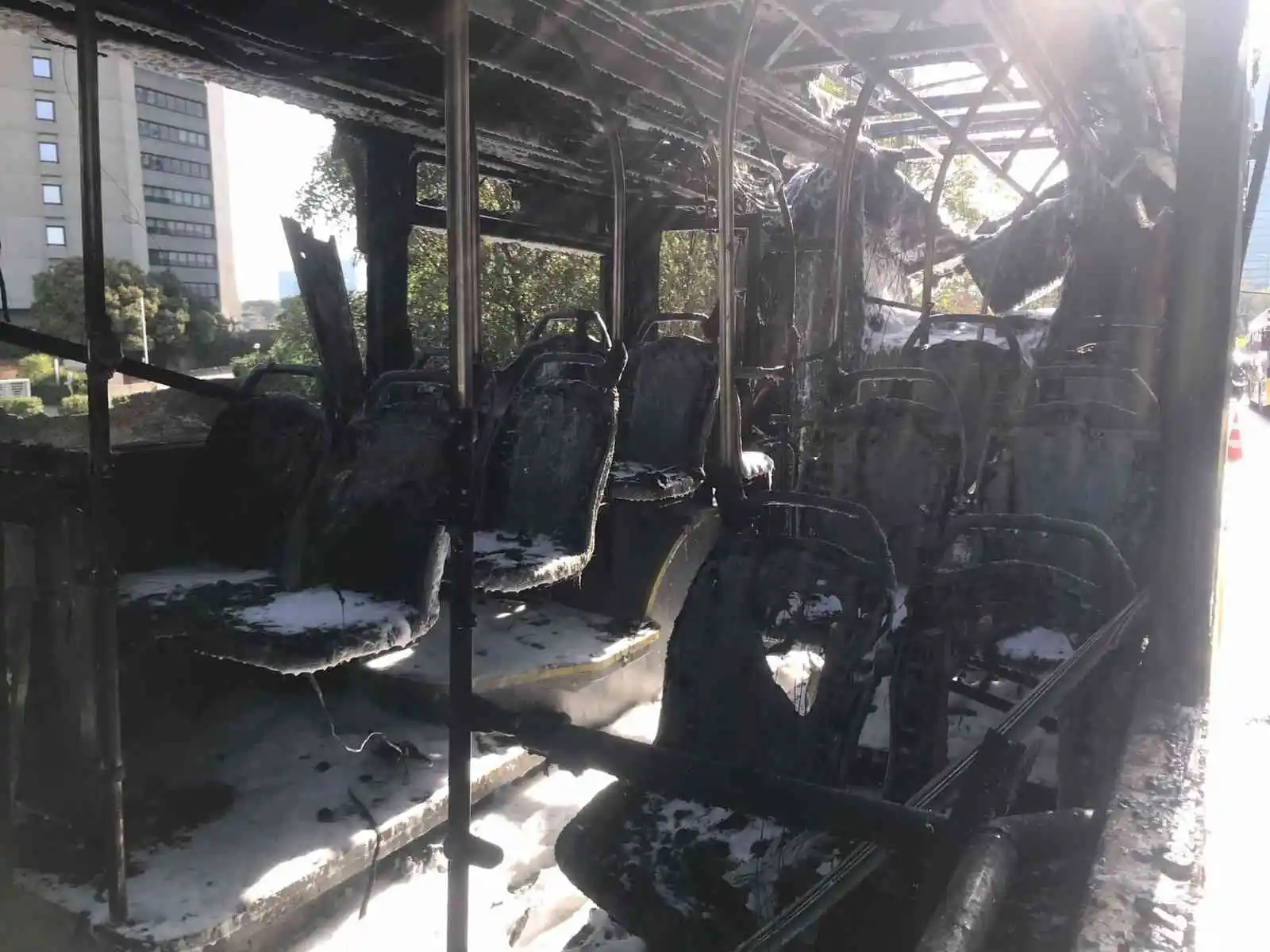 Beşiktaş'ta seyir halindeki İETT otobüsü alev aldı