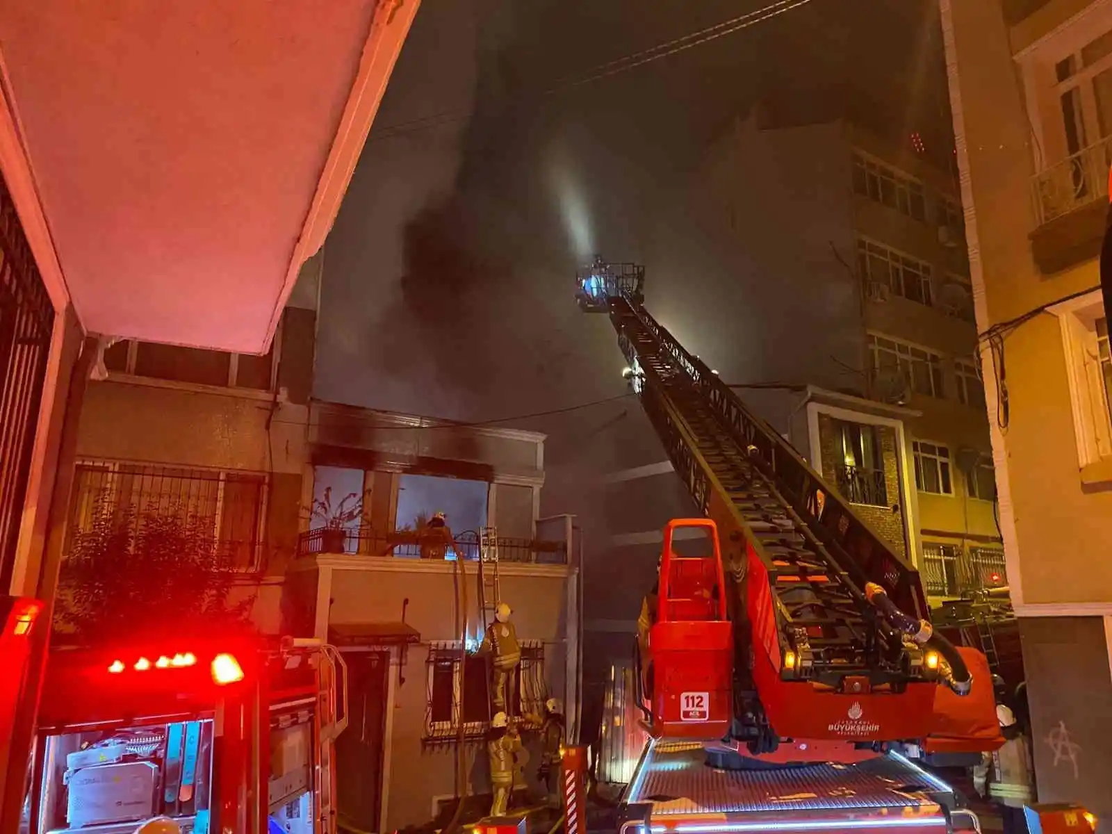 Beyoğlu'nda metruk binada başlayan yangın 5 binaya sıçradı, yükselen alevler geceyi aydınlattı

