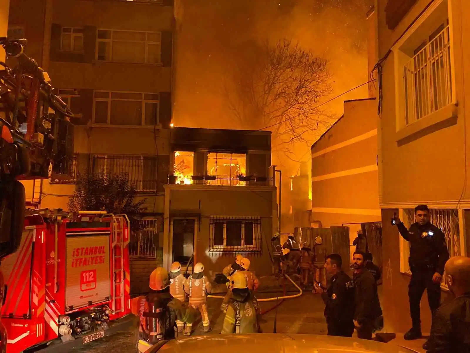 Beyoğlu’nda metruk binada başlayan yangın 5 binaya sıçradı, yükselen alevler geceyi aydınlattı
