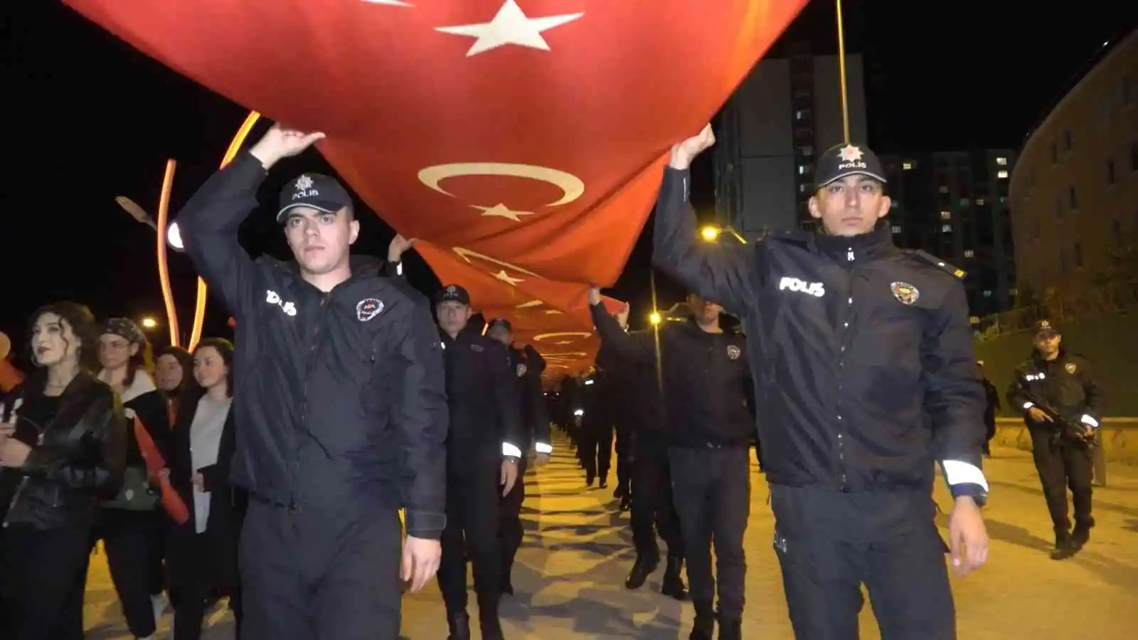 Bin metrelik Türk bayrağı açıldı: Vatandaşlar, Cumhuriyet Bayramı coşkusunu yaşadı
