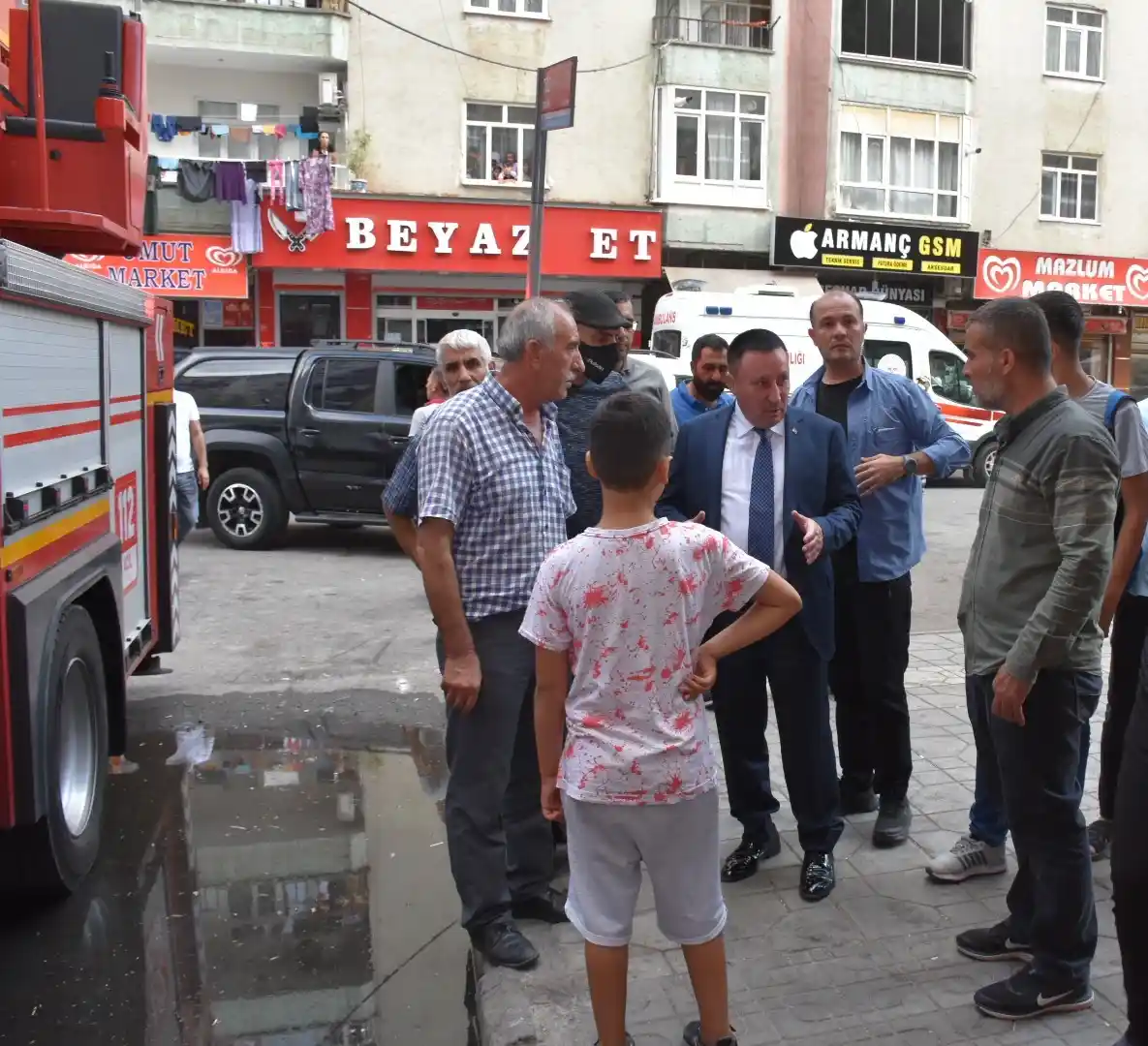 Binada yangın çıktı, Başkan Beyoğlu ev sakinlerini yalnız bırakmadı