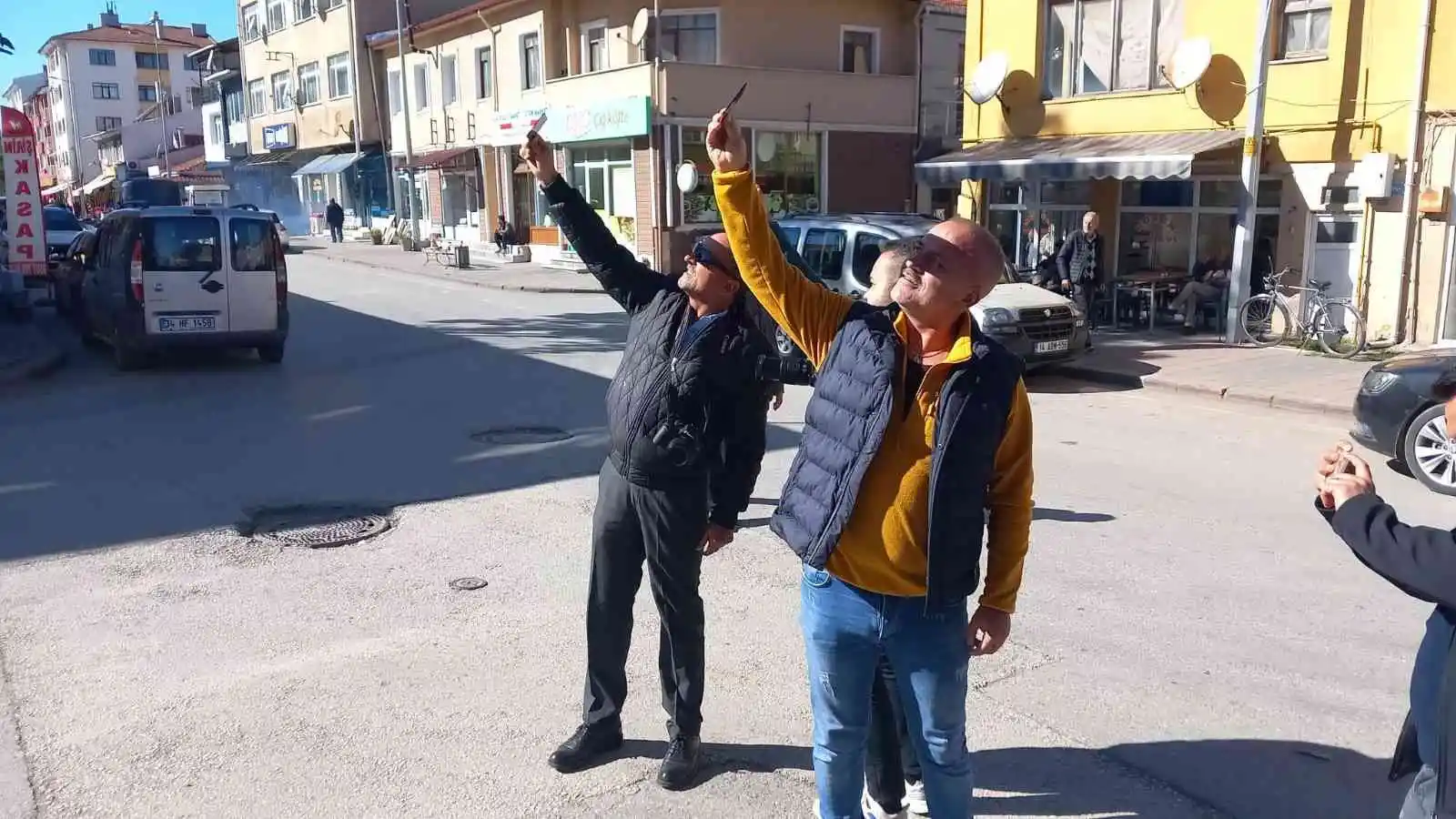 Bolu’da vatandaşlar güneş tutulmasını meraklı gözlerle izledi