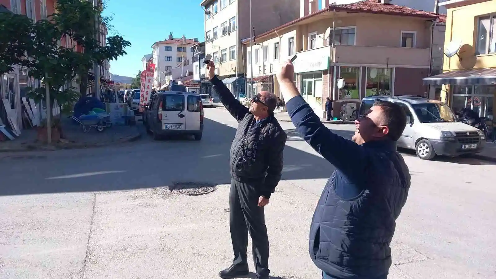Bolu’da vatandaşlar güneş tutulmasını meraklı gözlerle izledi