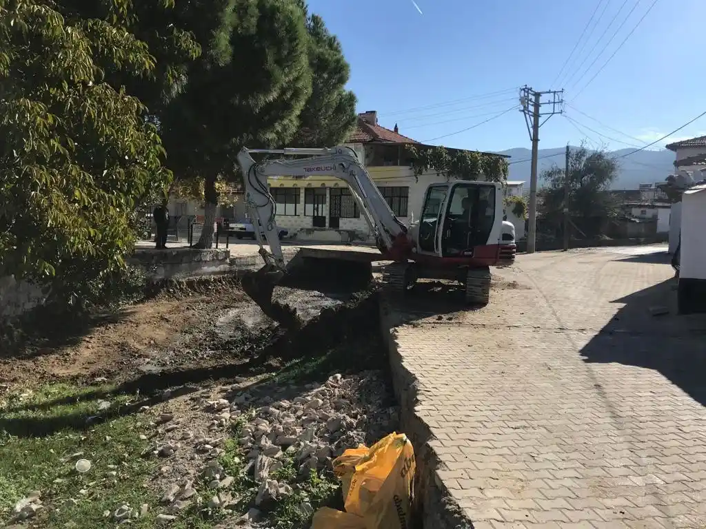 Börezli Deresi'nden bin 500 ton balçık ve çöp çıktı