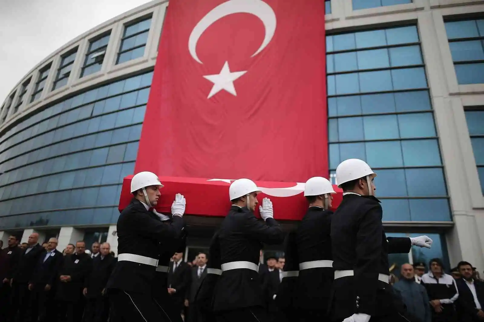 Bursa’da aile içi şiddet oalyına müdahale ederken şehit olan polis memuru için tören düzenlendi