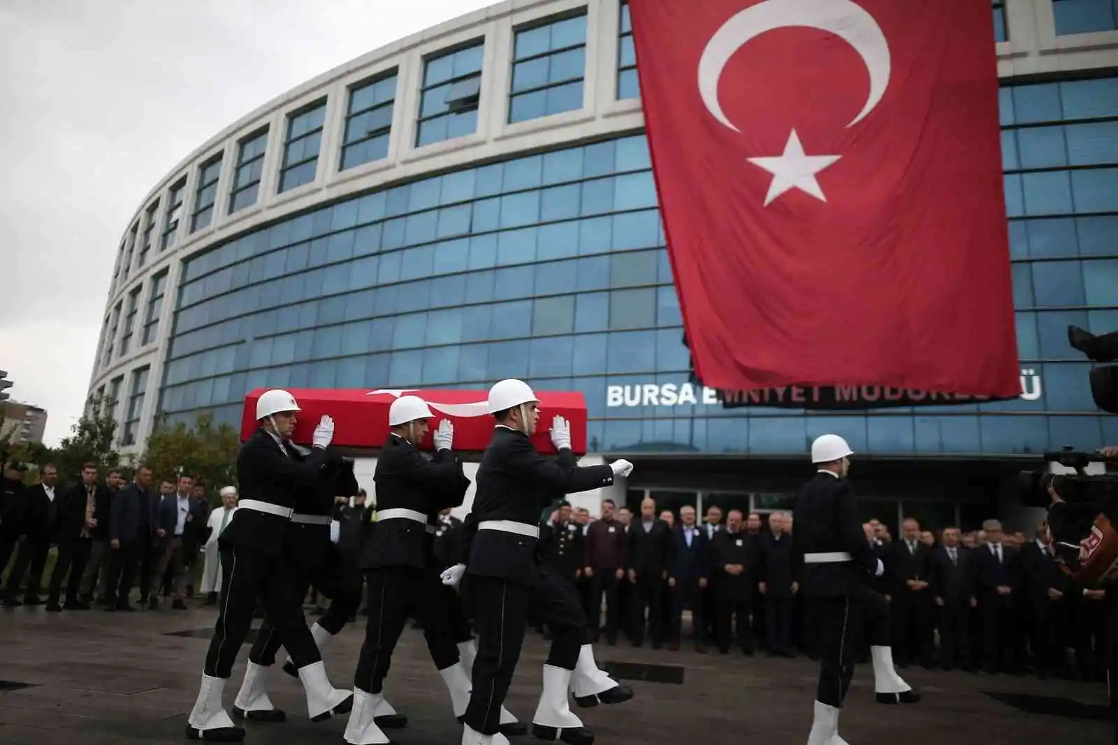 Bursa’da aile içi şiddet oalyına müdahale ederken şehit olan polis memuru için tören düzenlendi