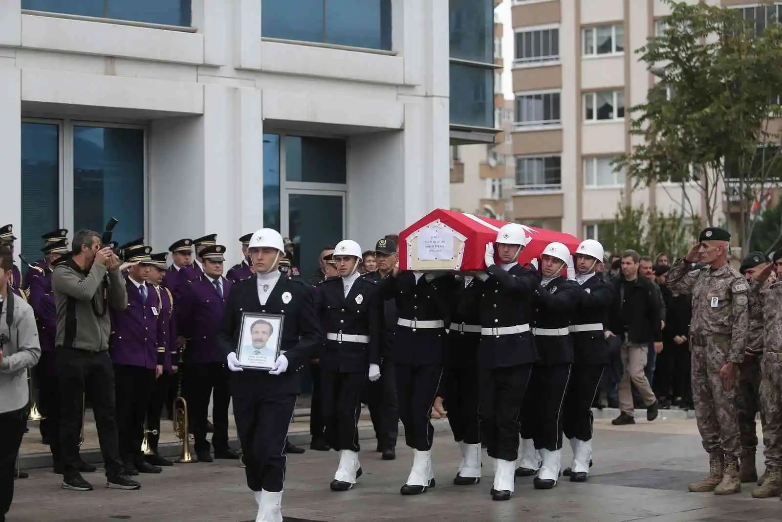Bursa’da aile içi şiddet oalyına müdahale ederken şehit olan polis memuru için tören düzenlendi
