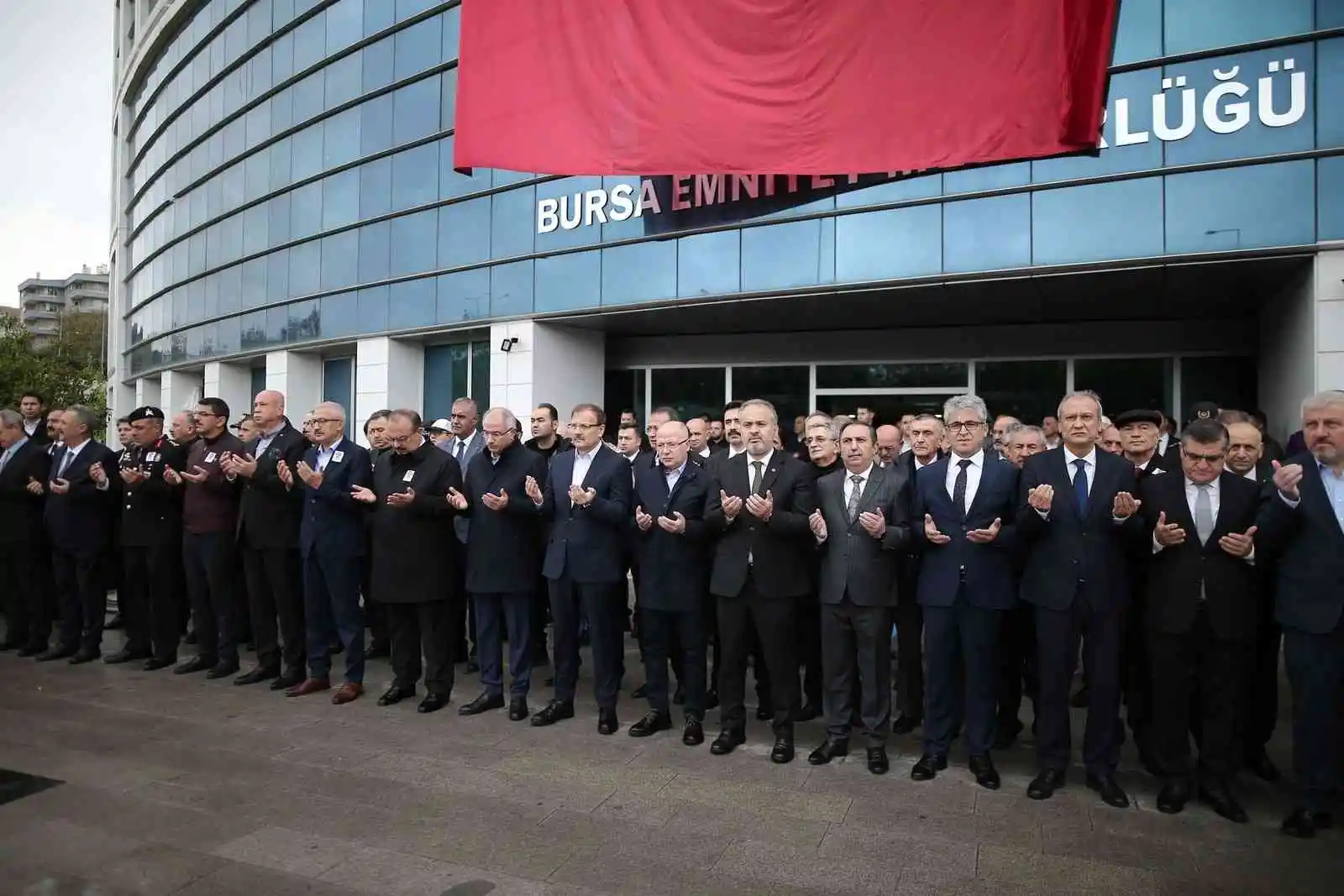 Bursa’da aile içi şiddet oalyına müdahale ederken şehit olan polis memuru için tören düzenlendi