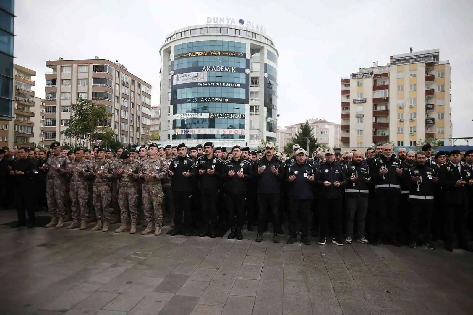 Bursa’da aile içi şiddet oalyına müdahale ederken şehit olan polis memuru için tören düzenlendi