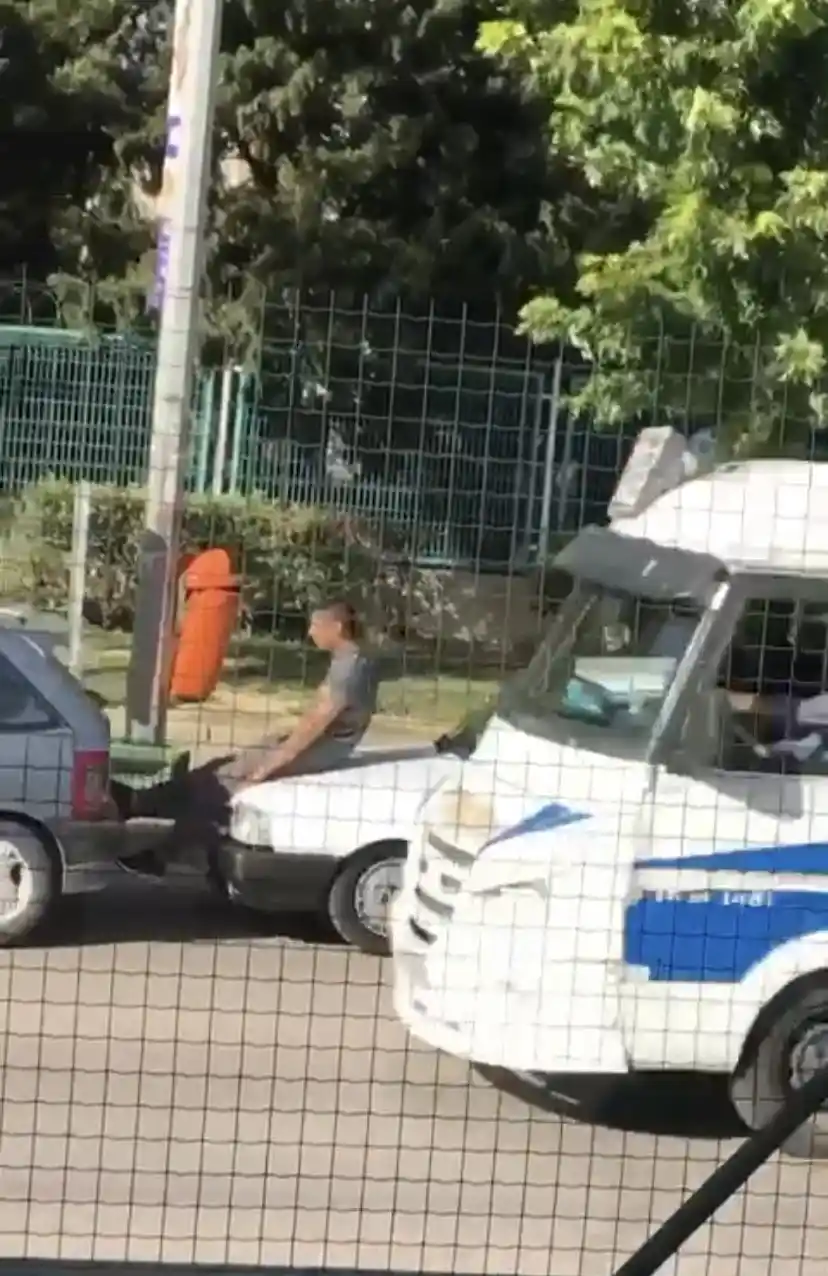 Bursa'da arıza yapan aracı ayaklarıyla iterek götürdüler

