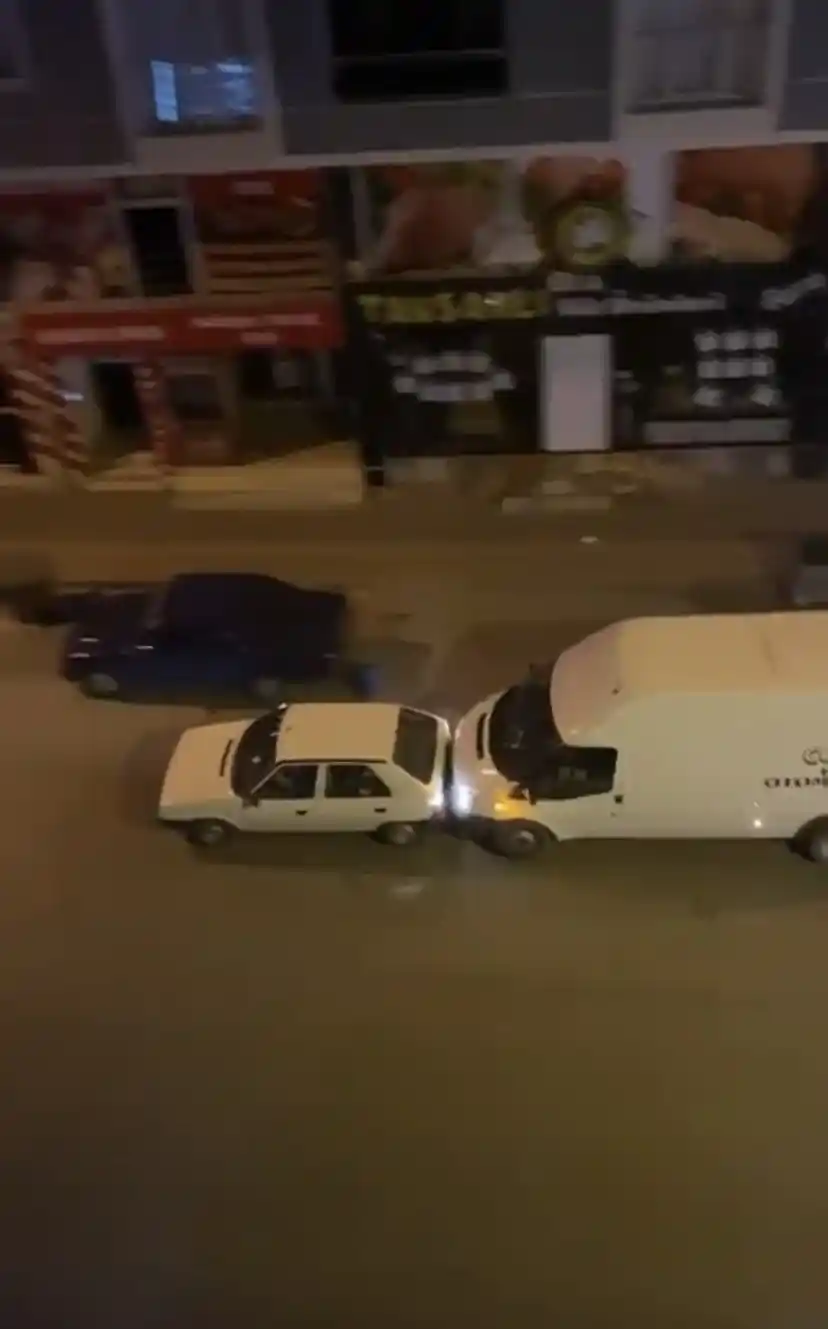 Bursa’da arıza yapan aracı ayaklarıyla iterek götürdüler
