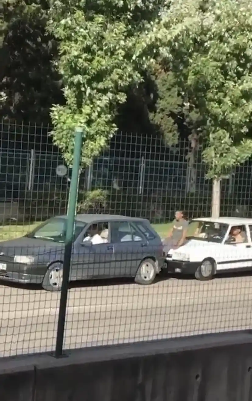 Bursa’da arıza yapan aracı ayaklarıyla iterek götürdüler
