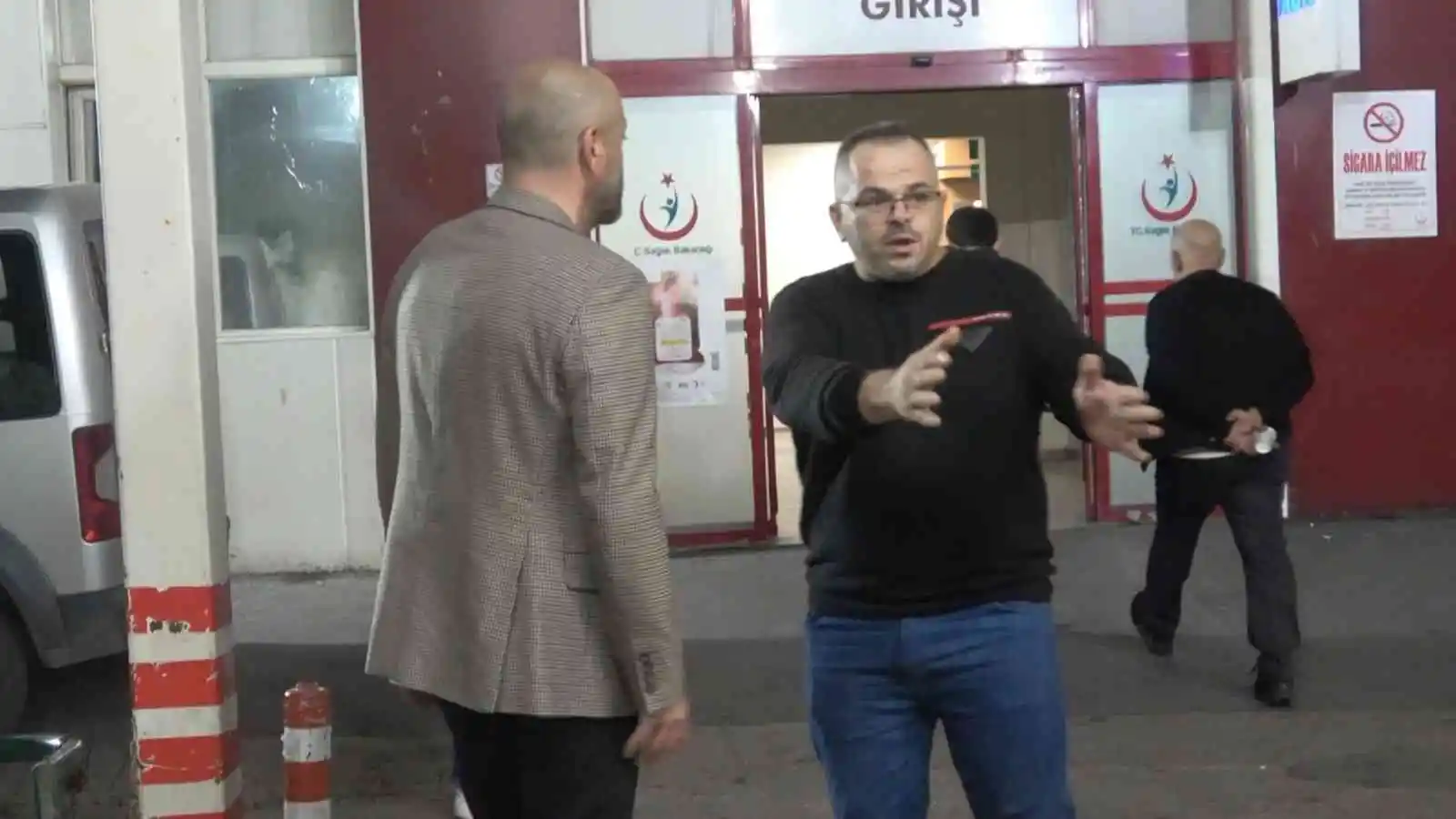 Bursa'da bir tekstil firmasında çalışan 50'den fazla işçi yemekten zehirlendi, hasta yakınları yemek şirketinin sahibine isyan etti