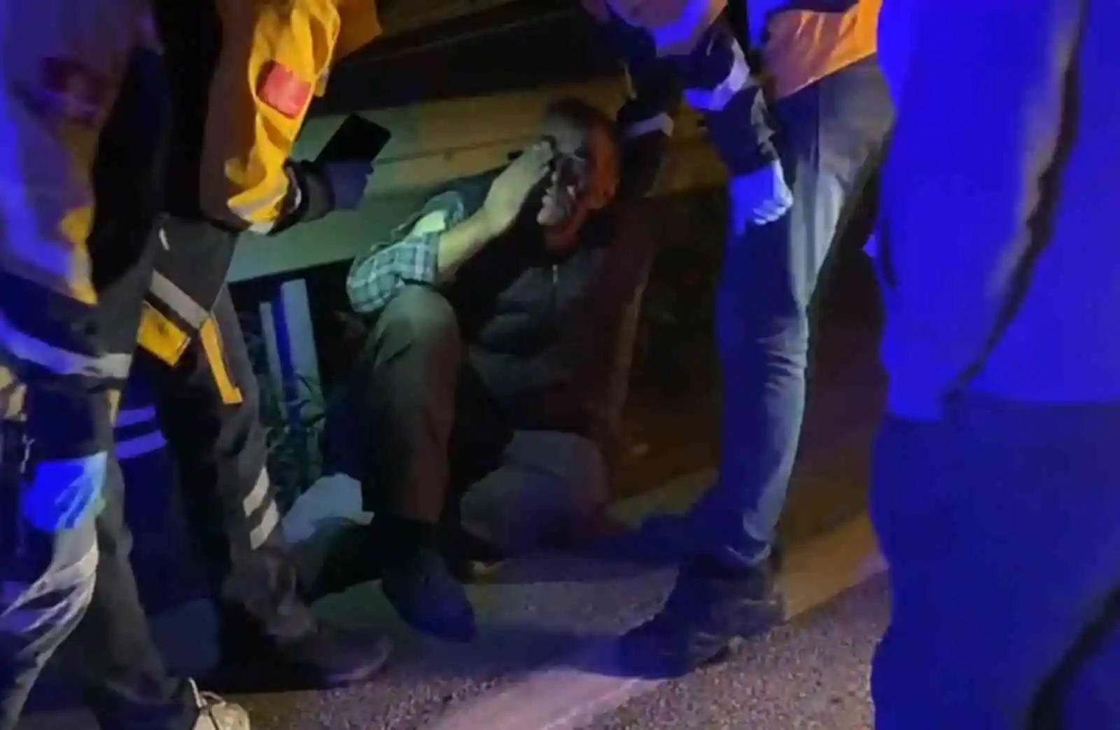 Bursa’da önünü kestikleri kamyonun şoförünü dövüp hastanelik ettiler